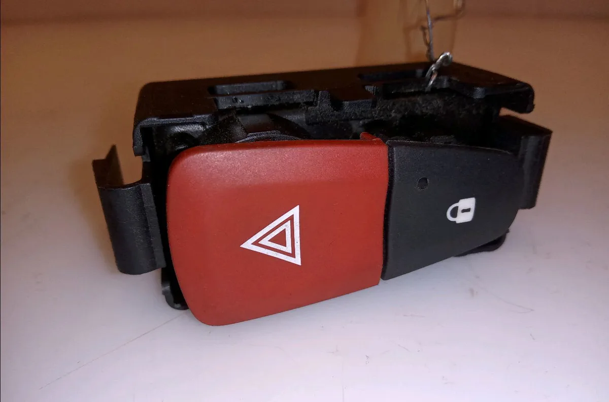 Bouton de warning Renault MEGANE III 3-5 portes (BZ0-1_, B3_) 1.4 tce (bz0f, bz1v) (2009) occasion