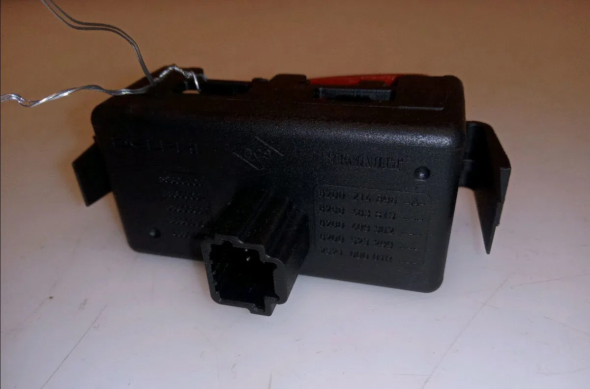 Bouton de warning Renault MEGANE III 3-5 portes (BZ0-1_, B3_) 1.4 tce (bz0f, bz1v) (2009) occasion — photo 2