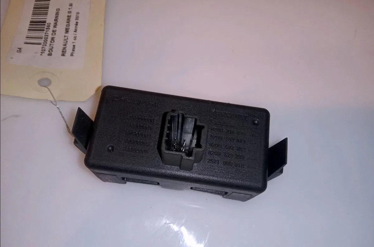 Bouton de warning Renault MEGANE III 3-5 portes (BZ0-1_, B3_) 1.6 16v hi-flex (bz03) (2008-2015) occasion — photo 2
