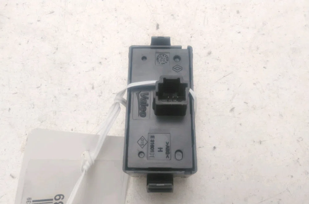 Bouton de warning Renault MEGANE III Grandtour (KZ0-1) 1.5 dci (kz09, kz0d, kz1g, kz29, kz14, kz1w, kz10, kz1f,... (2009) 5 portes occasion — photo 2