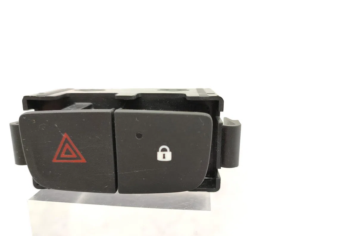 Bouton de warning RENAULT TRAFIC 3 COURT PHASE 2 occasion — photo 3