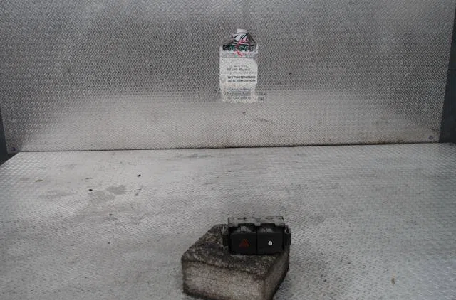 Bouton de warning RENAULT TRAFIC 3 COURT  TRAFIC 3 COURT PHASE 1 occasion — photo 2