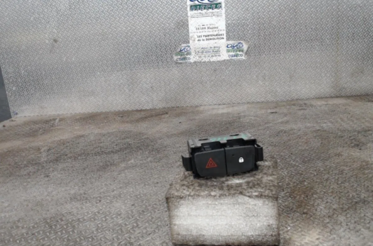 Bouton de warning RENAULT TRAFIC 3 COURT  TRAFIC 3 COURT PHASE 2 occasion — photo 2