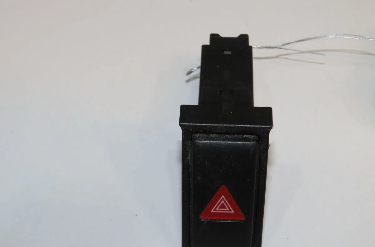 Bouton de warning Suzuki JIMNY Véhicule tout terrain fermé (SN) 1.5 ddis 4wd (sn415d) (2003) occasion