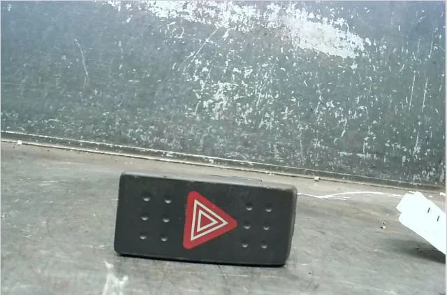 Bouton de warning SUZUKI SWIFT 2005 occasion