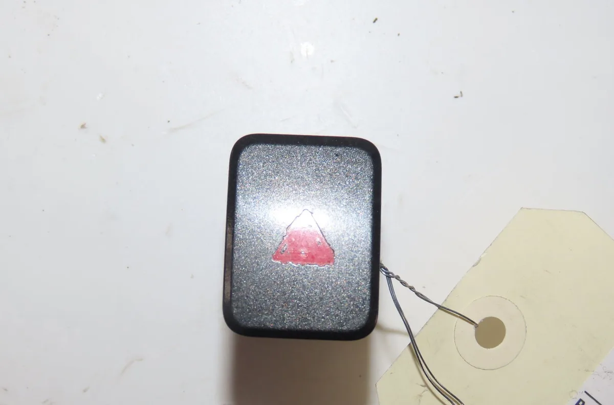 Bouton de warning Toyota AURIS Break (_E18_) 1.8 hybrid (zwe186_) (2013-2018) occasion