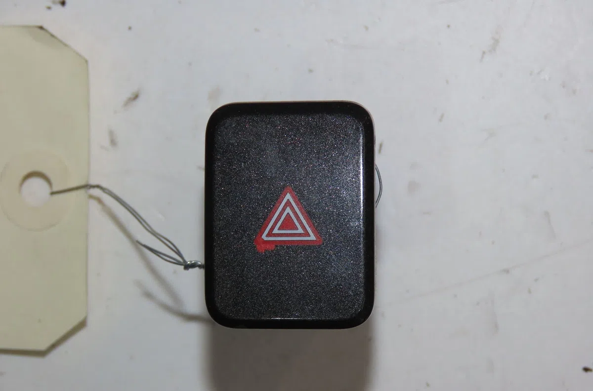 Bouton de warning Toyota AURIS (_E18_) 1.8 hybrid (zwe186_) (2012-2018) occasion