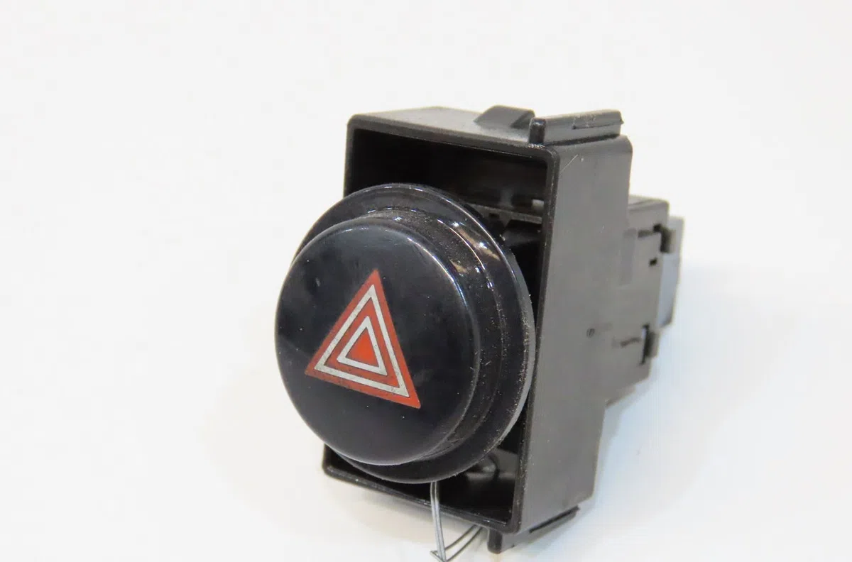 Bouton de warning Toyota AURIS (_E18_) 1.8 hybrid (zwe186_) (2012-2018) occasion