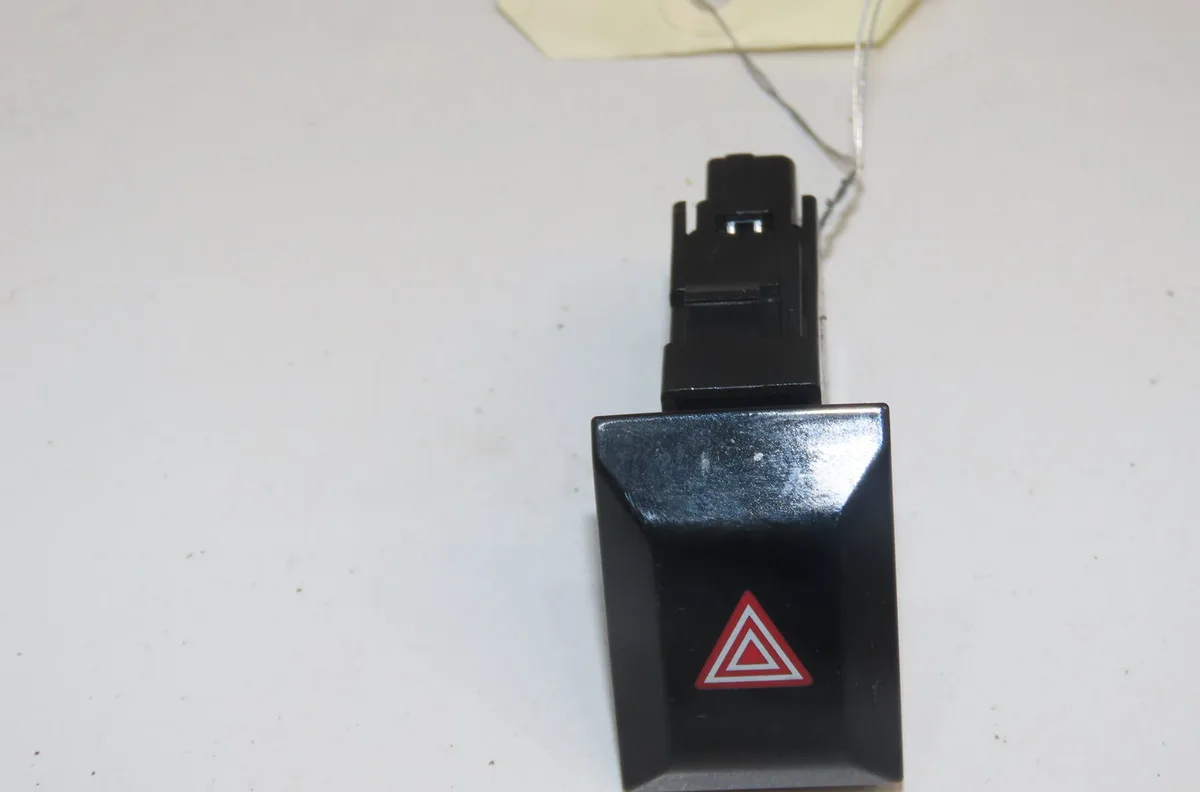 Bouton de warning Toyota COROLLA 3-5 portes (_E21_) 1.8 hybrid (zwe211) (2018) 5 portes occasion