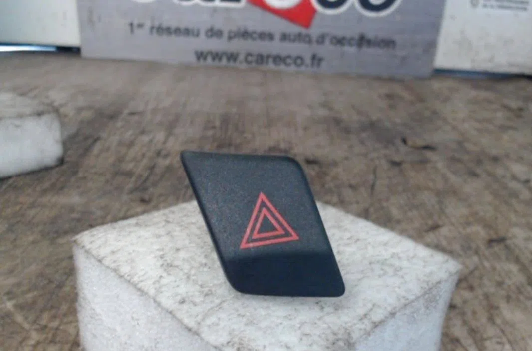 Bouton de warning TOYOTA YARIS 2  YARIS 2 PHASE 2 occasion — photo 2
