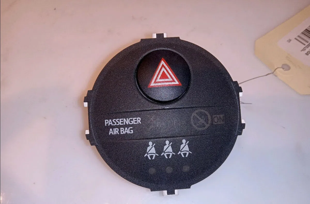 Bouton de warning Toyota YARIS (_P13_) 1.5 hybrid (nhp130_) (2012) occasion