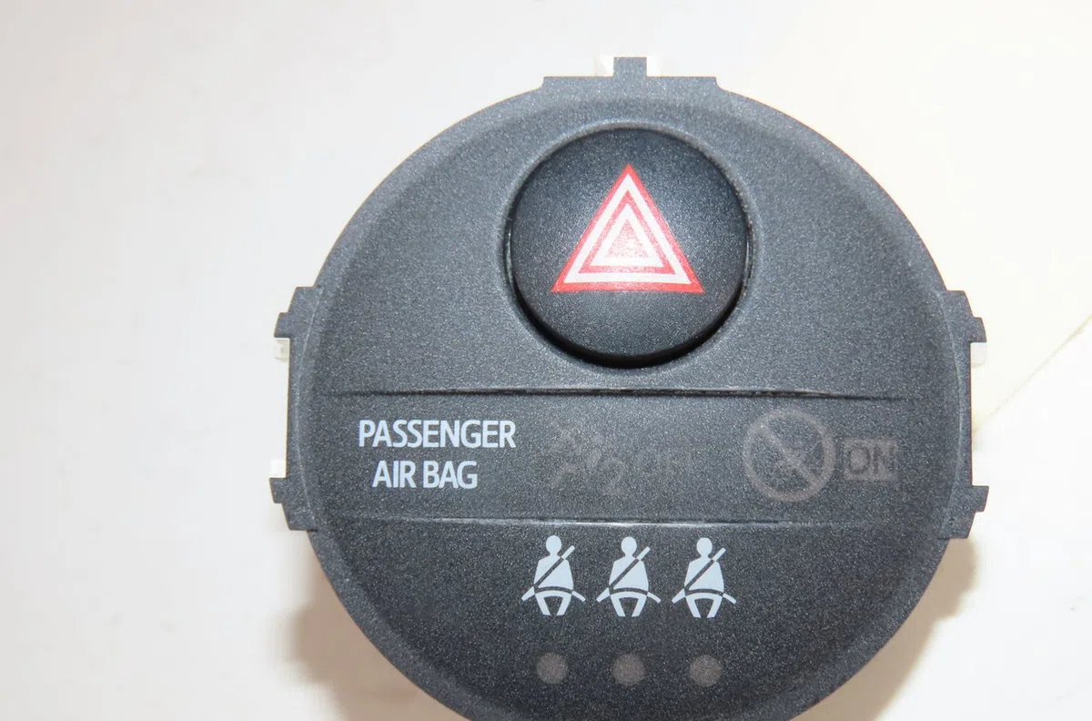 Bouton de warning Toyota YARIS (_P13_) 1.5 hybrid (nhp130_) (2012) occasion — photo 2