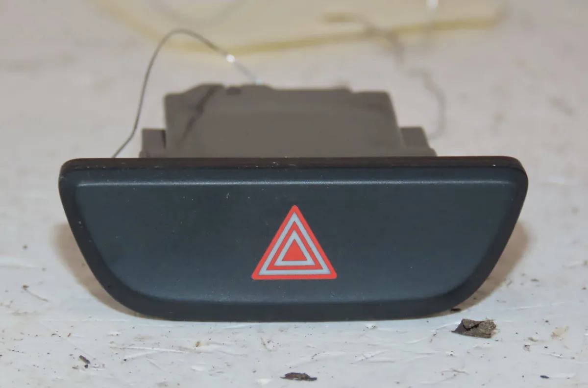 Bouton de warning Toyota YARIS (_P21_, _PA1_, _PH1_) 1.5 hybrid (mxph10, mxph11) (2020) 5 portes occasion