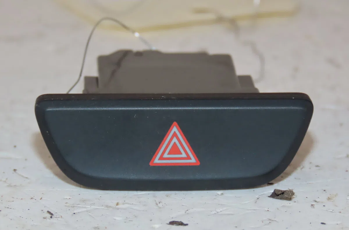 Bouton de warning Toyota YARIS (_P21_, _PA1_, _PH1_) 1.5 hybrid (mxph10, mxph11) (2020) 5 portes occasion — photo 4