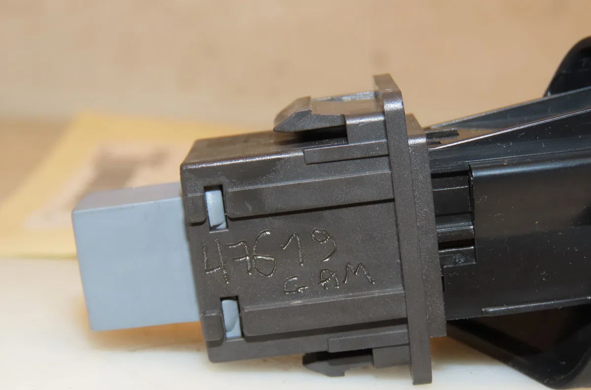 Bouton de warning Toyota YARIS (_P9_) 1.3 vvt-i (scp90_) (2005-2010) occasion — photo 2