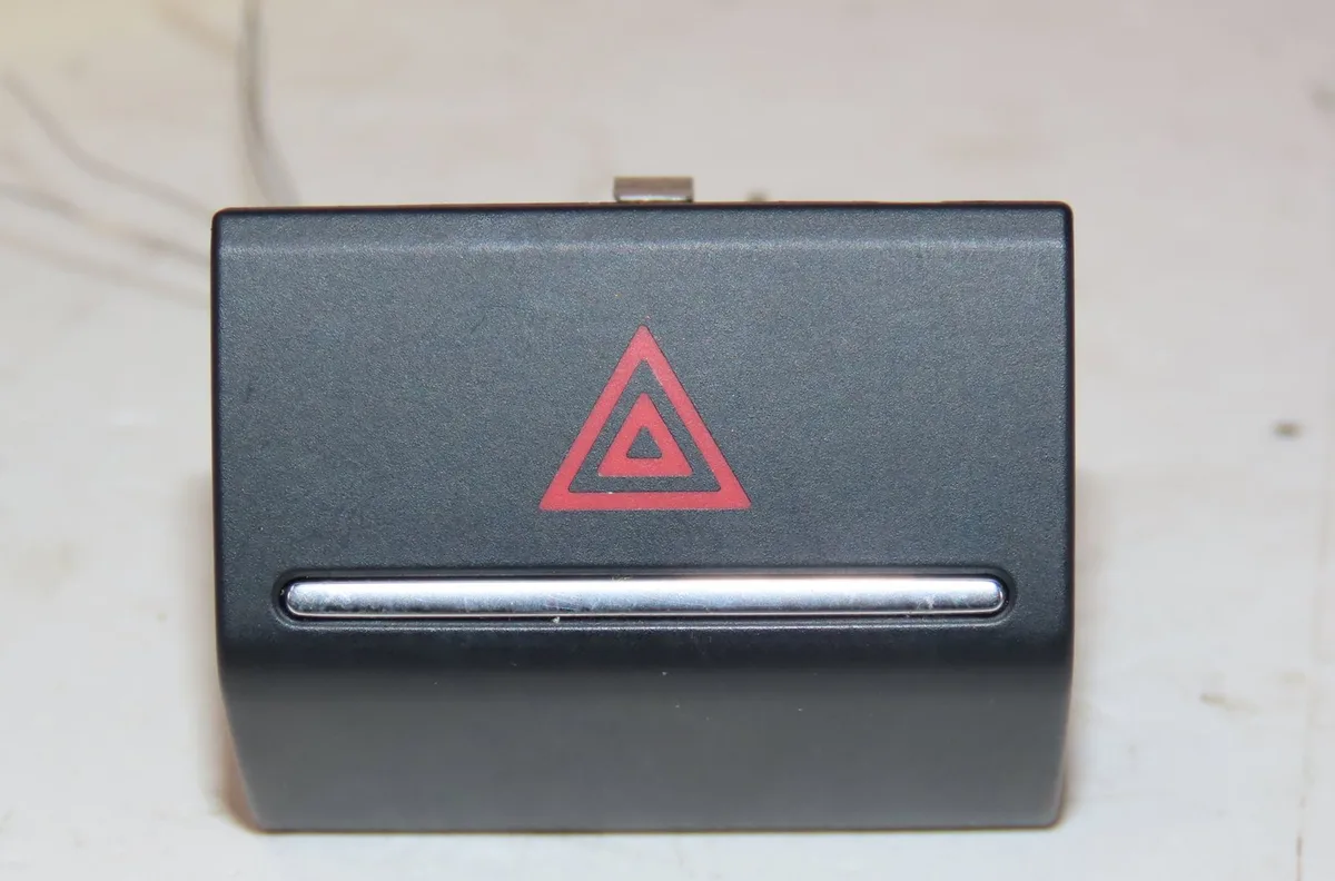 Bouton de warning Volkswagen BEETLE Décapotable (5C7, 5C8) 2.0 tsi (2012-2019) occasion