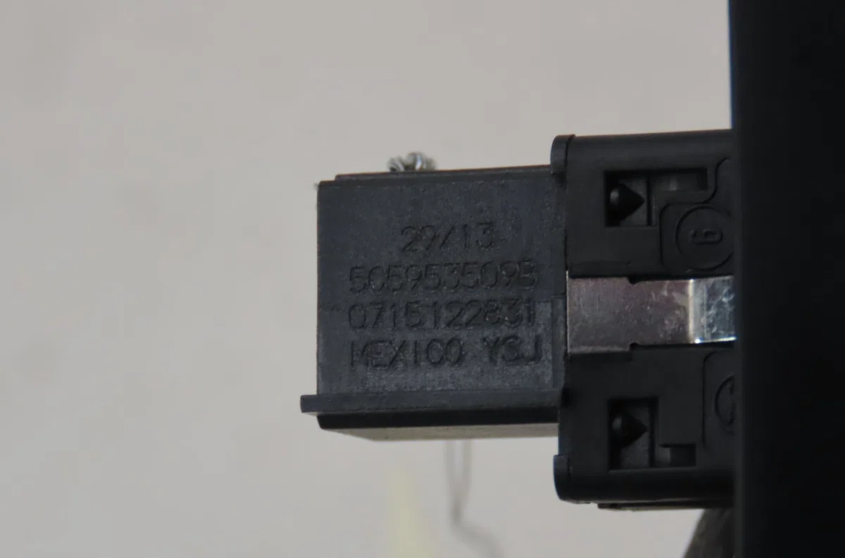 Bouton de warning Volkswagen BEETLE Décapotable (5C7, 5C8) 2.0 tsi (2012-2019) occasion — photo 2
