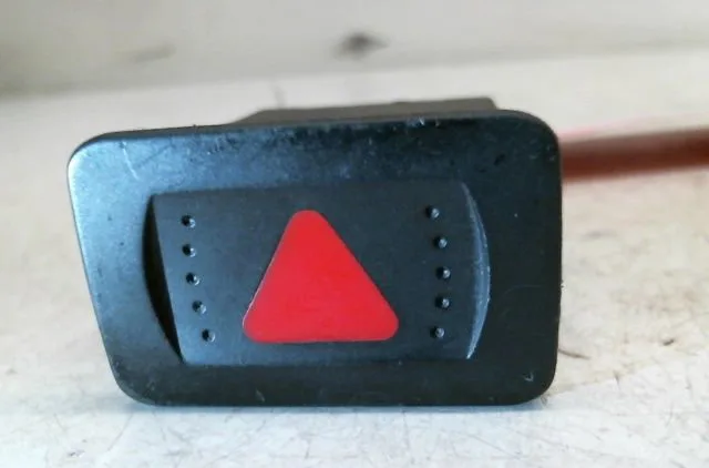 Bouton de warning Volkswagen GOLF IV (1J1) 1.9 tdi (1997-2004) 3 portes occasion
