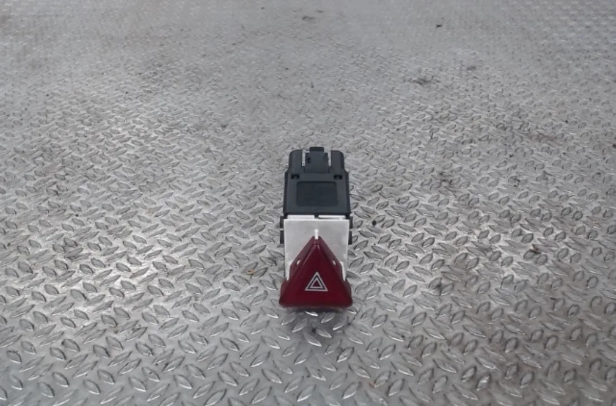 Bouton de warning VOLKSWAGEN PASSAT 5  PASSAT 5 CC COUPE occasion