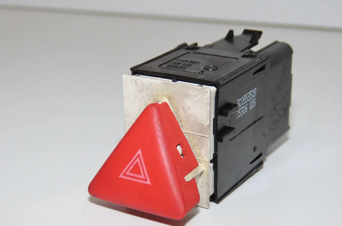 Bouton de warning Volkswagen PASSAT B6 (3C2) 2.0 tdi 16v (2005-2010) occasion