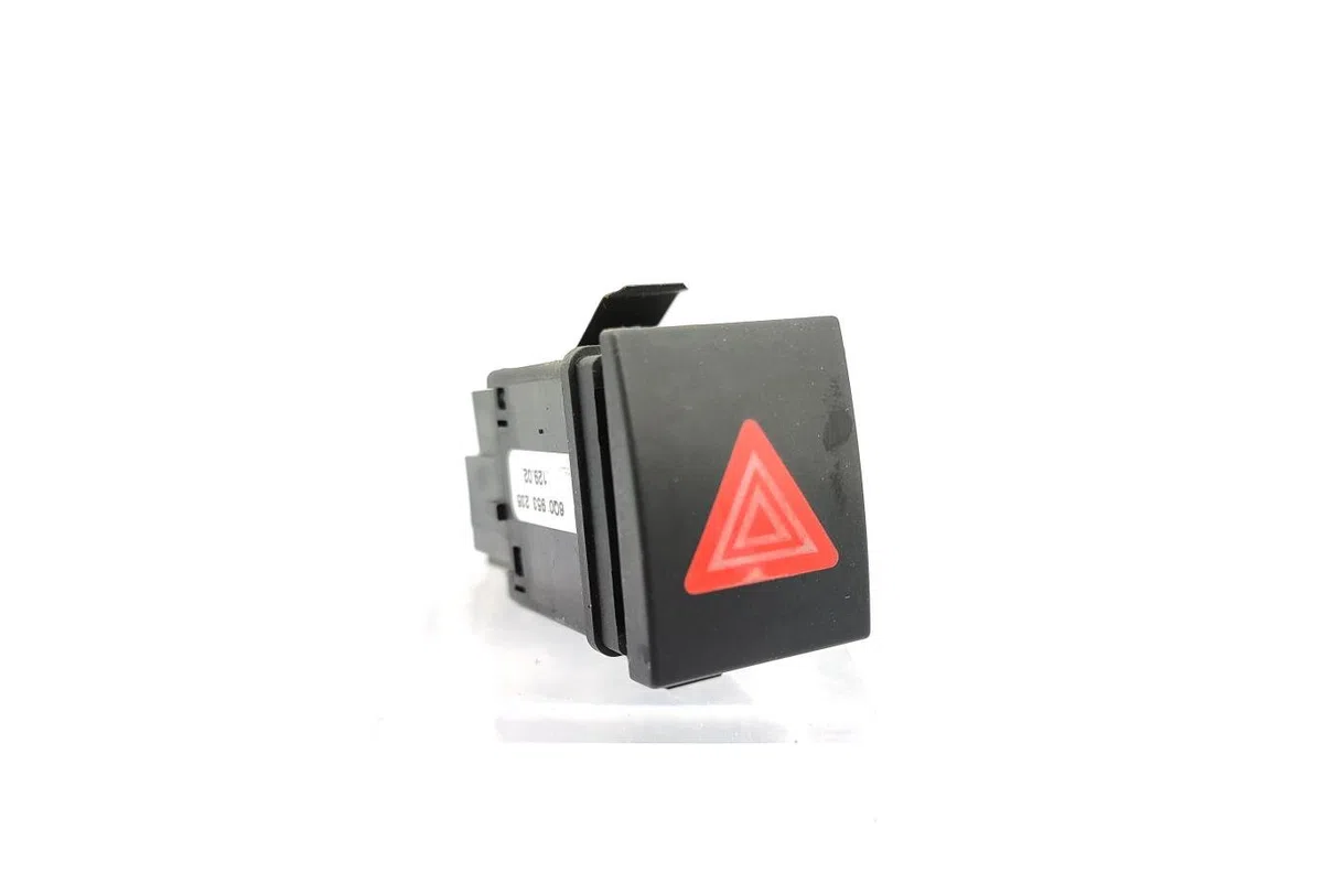 Bouton de warning VOLKSWAGEN POLO 4 PHASE 1 occasion — photo 3