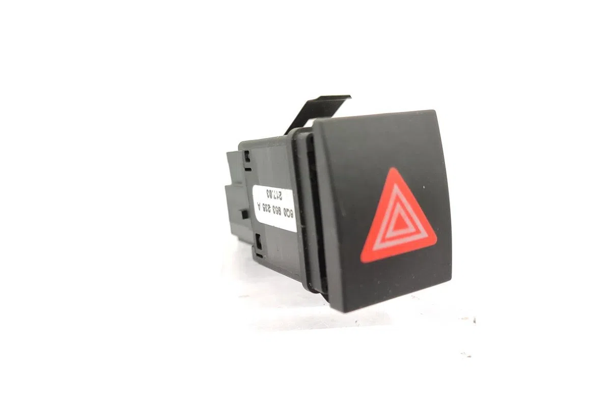 Bouton de warning VOLKSWAGEN POLO 4 PHASE 1 occasion — photo 2