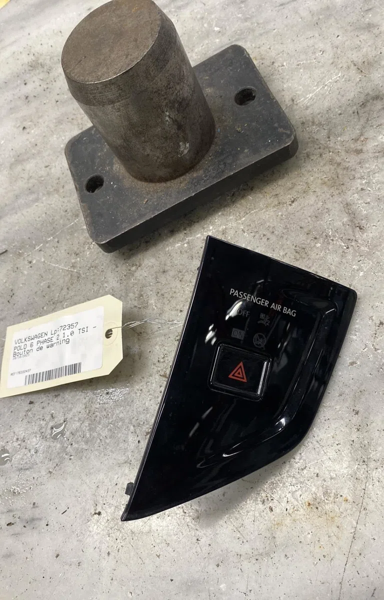 Bouton de warning VOLKSWAGEN POLO 6 PHASE 2 occasion — photo 2