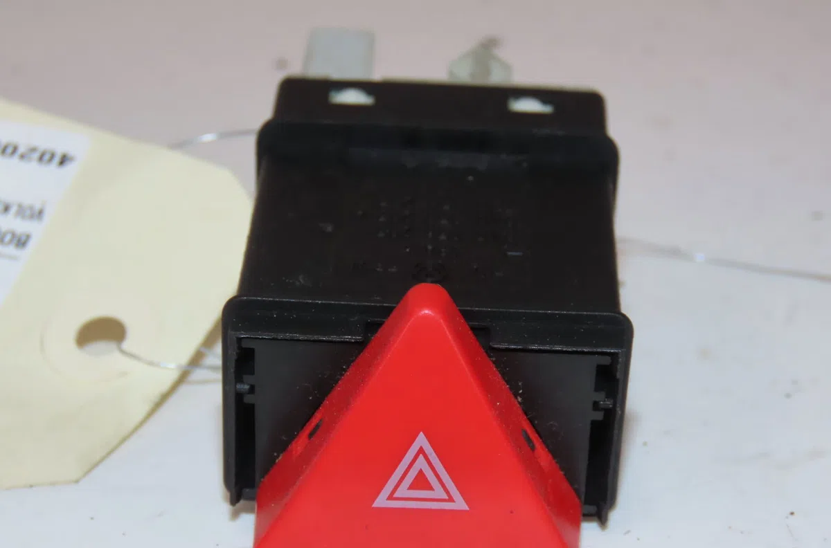 Bouton de warning Volkswagen POLO (6N2) 1.4 (1999-2001) 5 portes occasion