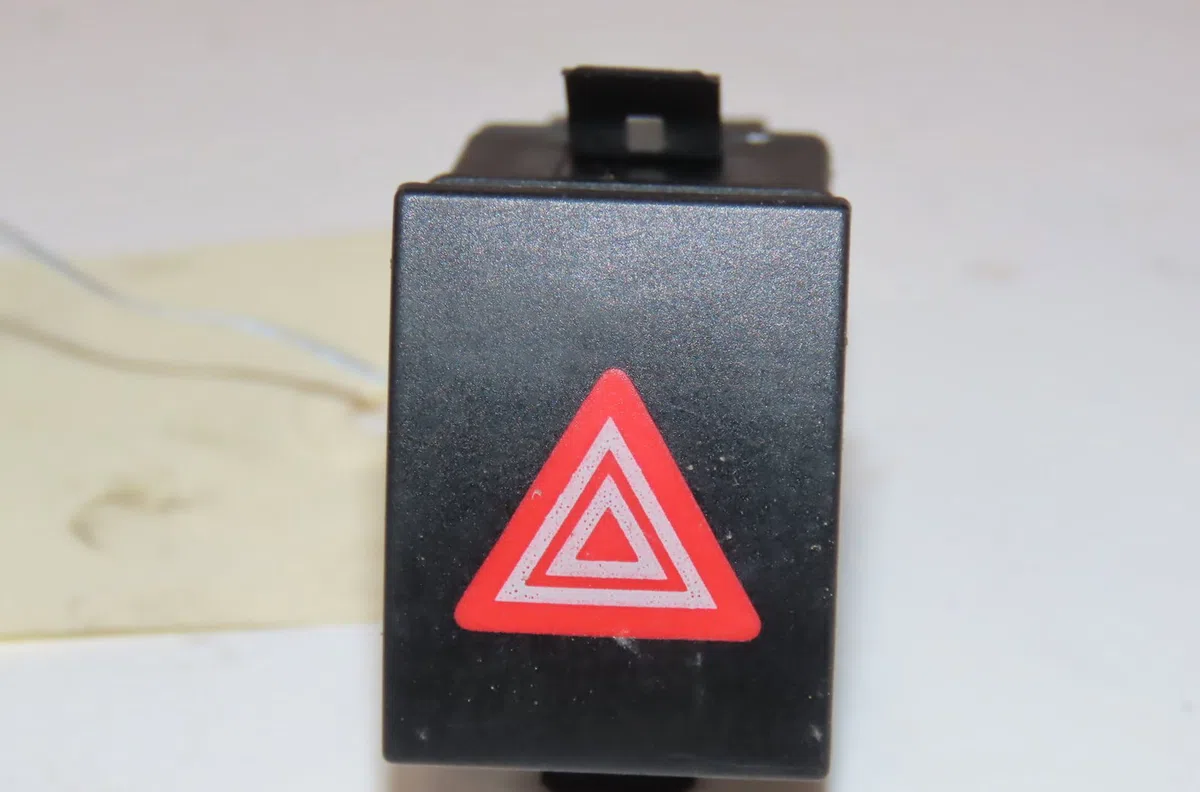Bouton de warning Volkswagen POLO (9N_, 9A_) 1.2 12v (2001-2007) 5 portes occasion