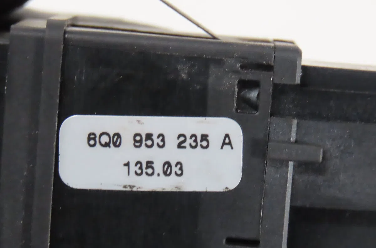 Bouton de warning Volkswagen POLO (9N_, 9A_) 1.2 12v (2001-2007) 5 portes occasion