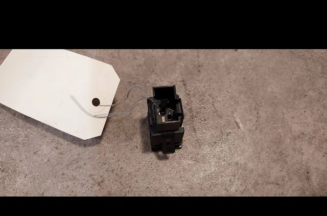 Bouton de warning Volkswagen POLO (9N_, 9A_) 1.4 tdi (2001-2005) 3 portes occasion — photo 2
