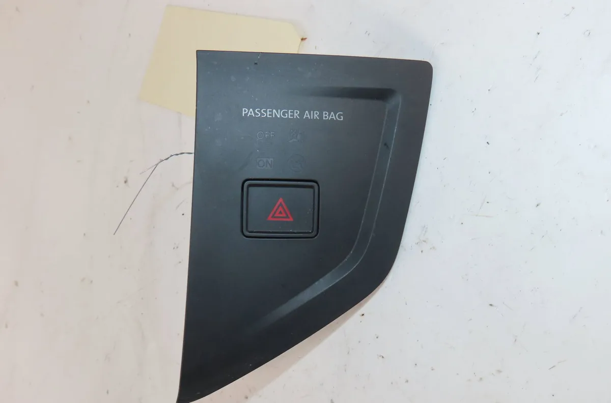 Bouton de warning Volkswagen POLO VI (AW1, BZ1, AE1) 1.0 (2017-2020) occasion