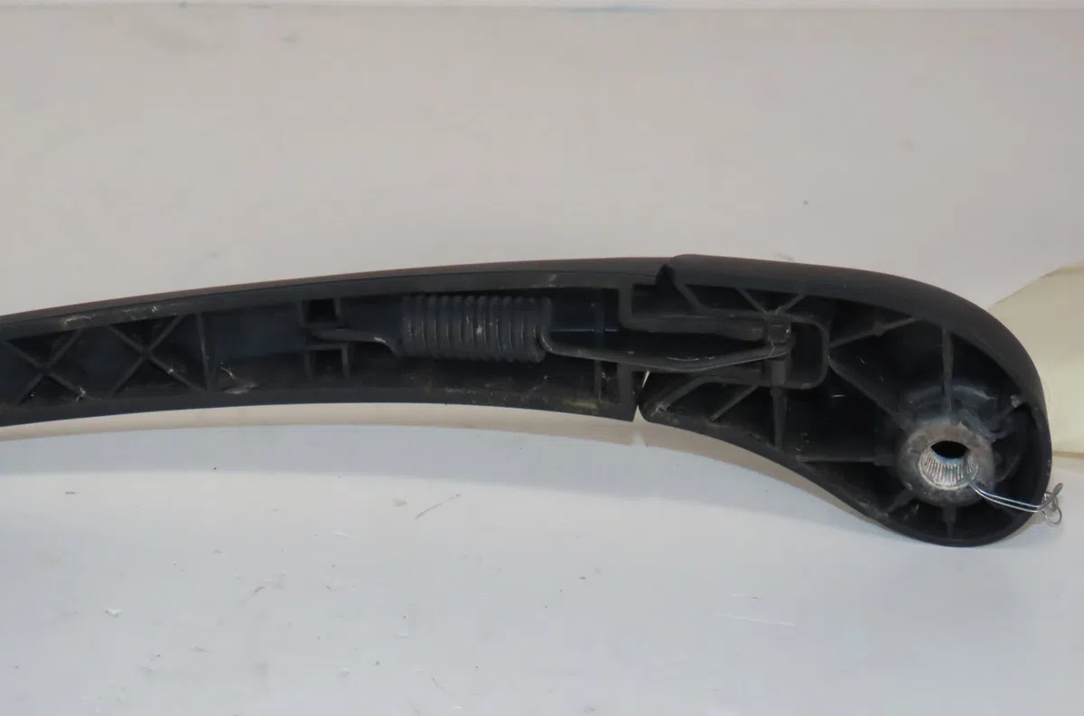Bras essuie-glace arrière Renault MEGANE III Grandtour (KZ0-1) 1.5 dci (kz09, kz0d, kz1g, kz29, kz14, kz1w, kz10, kz1f,... (2009) 5 portes occasion — photo 2