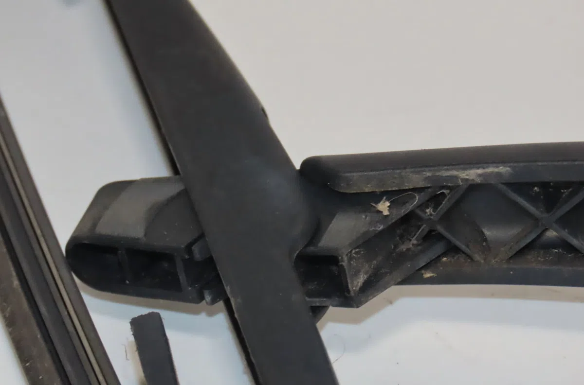 Bras essuie-glace arrière Renault MEGANE III Grandtour (KZ0-1) 1.5 dci (kz09, kz0d, kz1g, kz29, kz14, kz1w, kz10, kz1f,... (2009) 5 portes occasion — photo 4
