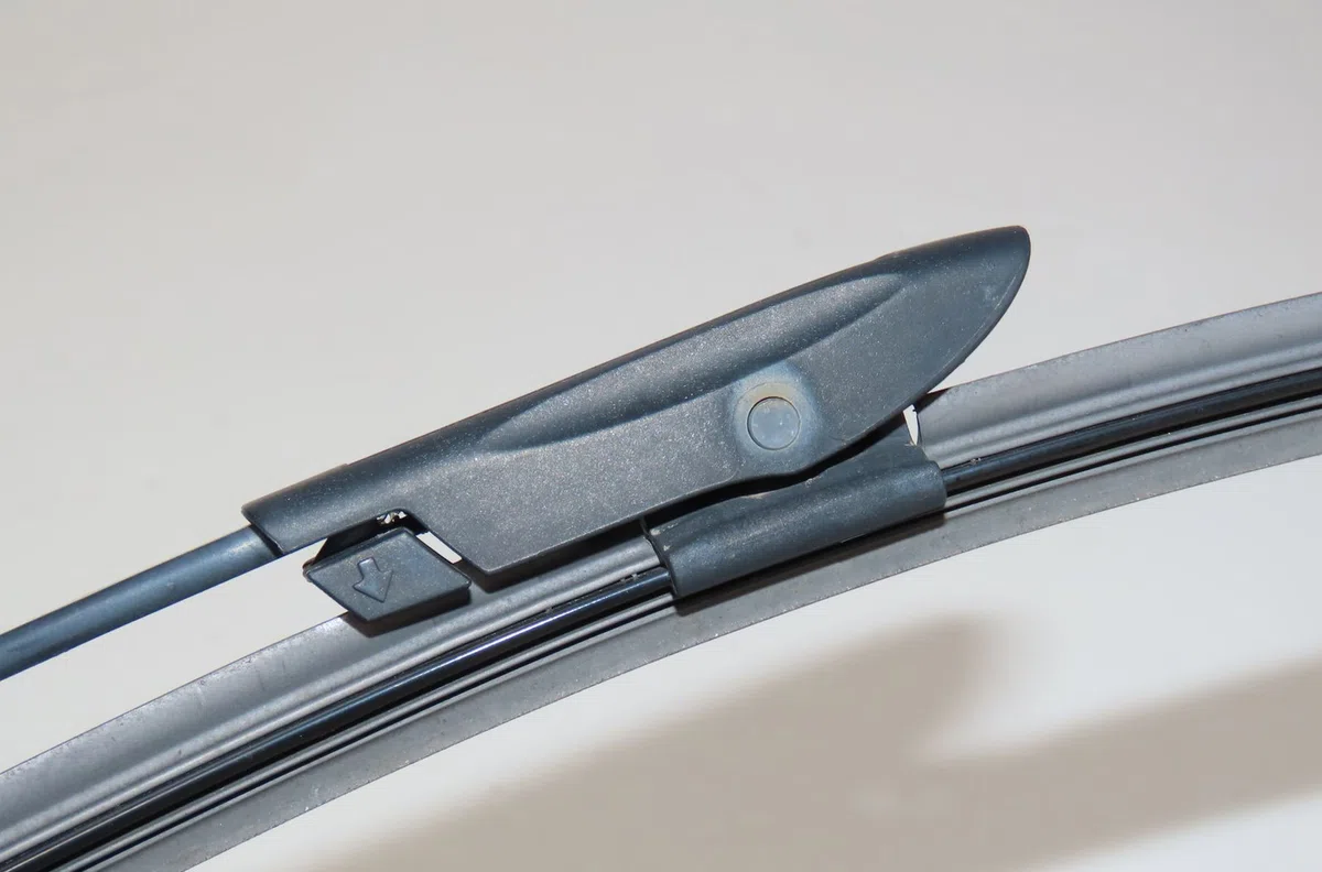 Bras essuie-glace avant droit Dacia SANDERO II 1.5 blue dci 95 (b8jl) (2018) occasion — photo 3