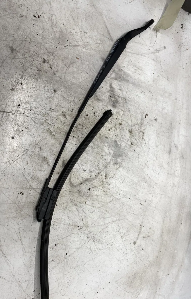 Bras essuie-glace avant droit Renault CLIO III (BR0-1, CR0-1) 1.5 dci (2010-2014) 3 portes occasion