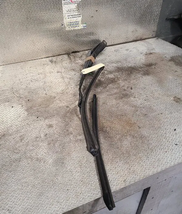 Bras essuie-glace avant gauche Citroen C3 II (SC_) 1.4 hdi 70 (sc8hzc, sc8hr0, sc8hp4) (2009) 5 portes occasion — photo 3