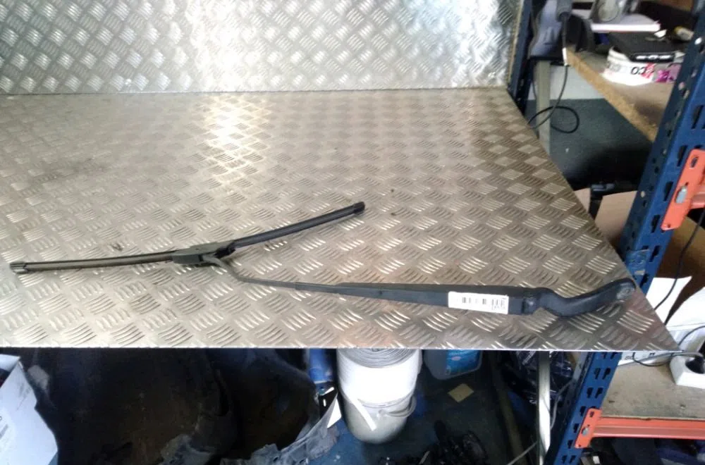 Bras essuie-glace avant gauche Ford FIESTA V (JH_, JD_) 1.6 16v (2001-2008) occasion — photo 2