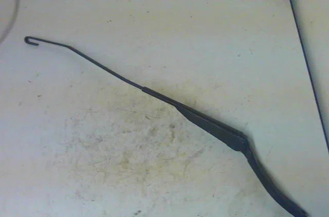 Bras essuie-glace avant gauche PEUGEOT 106 occasion — photo 2