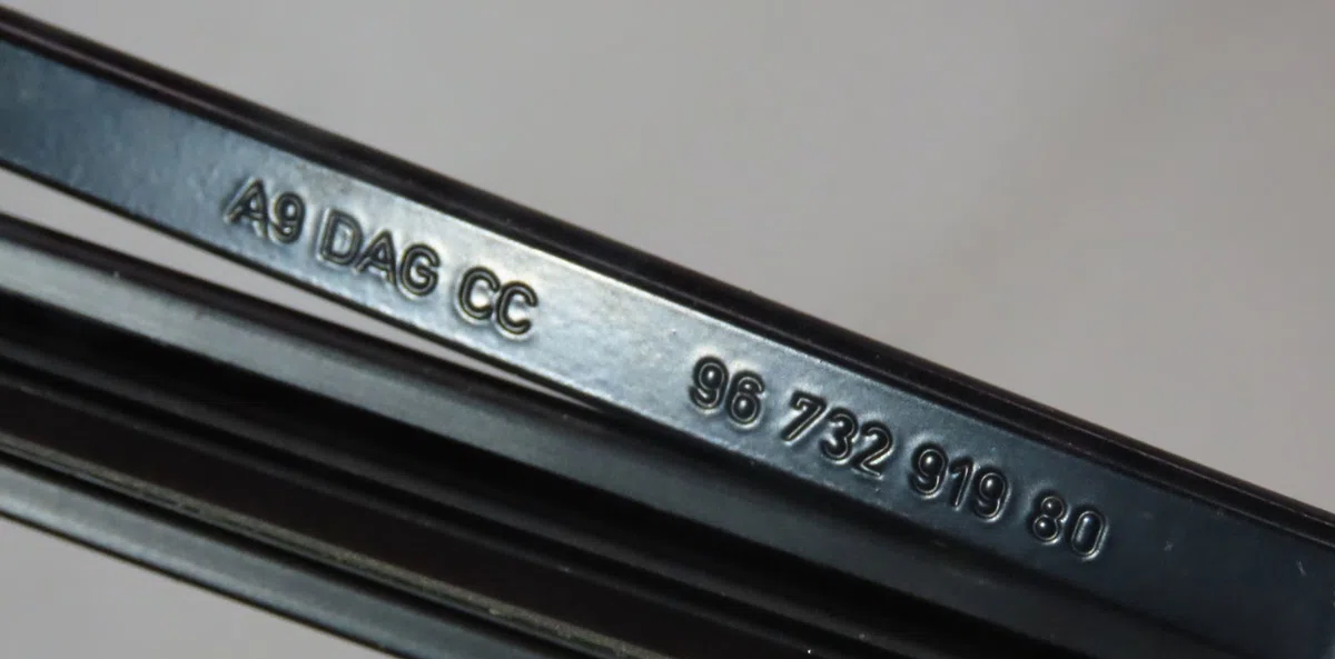 Bras essuie-glace avant gauche Peugeot 208 I (CA_, CC_) 1.6 hdi - bluehdi 75 (2013) 5 portes occasion — photo 2
