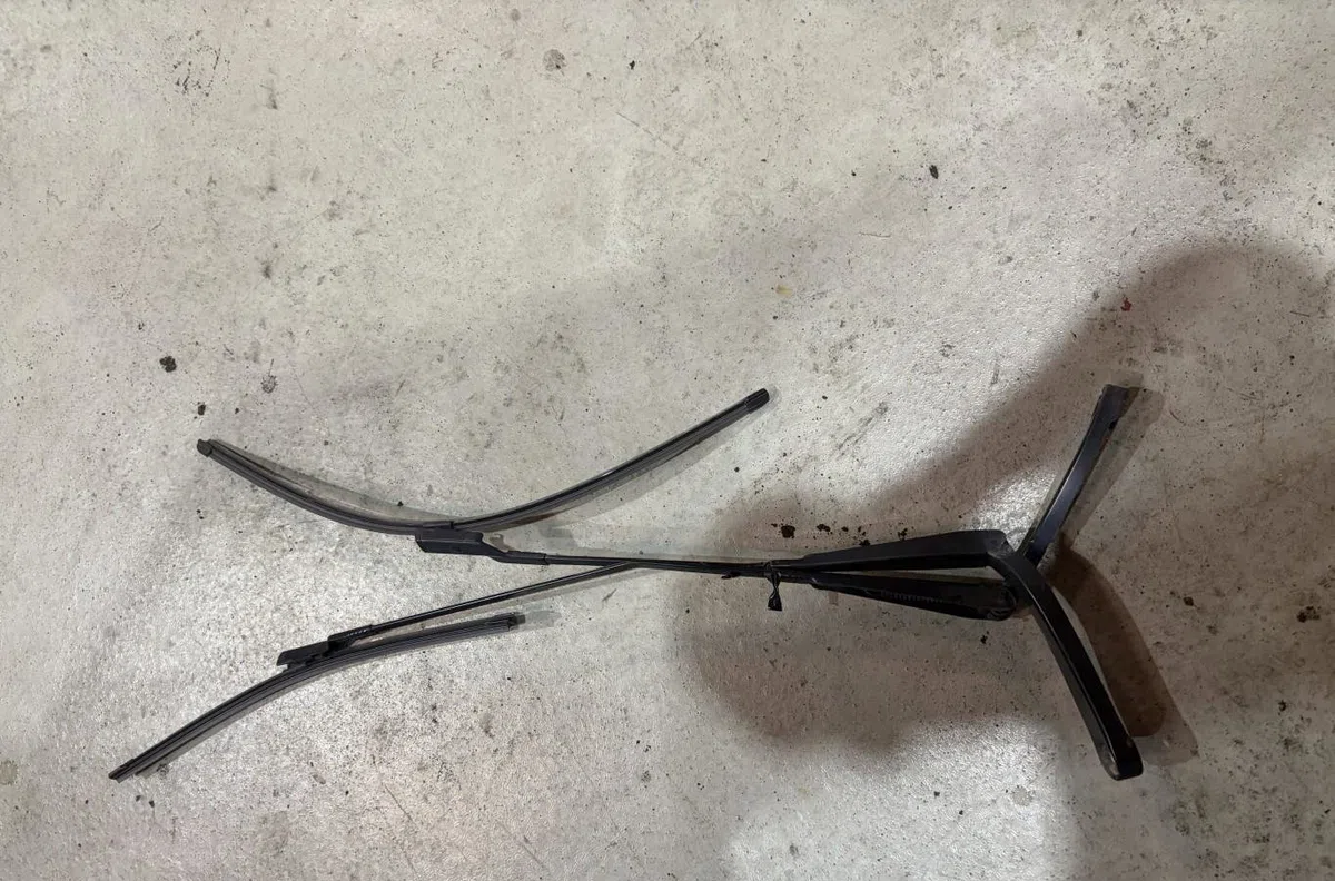 Bras essuie-glace avant gauche RENAULT TRAFIC 3 COURT PHASE 1 occasion — photo 2