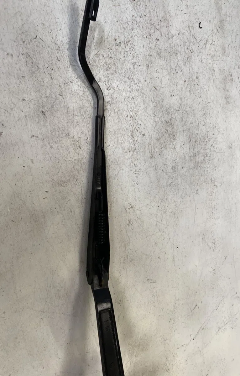Bras essuie-glace avant gauche Suzuki SWIFT IV (FZ, NZ) 1.3 ddis (azg 413d) (2010) 3 portes occasion — photo 2