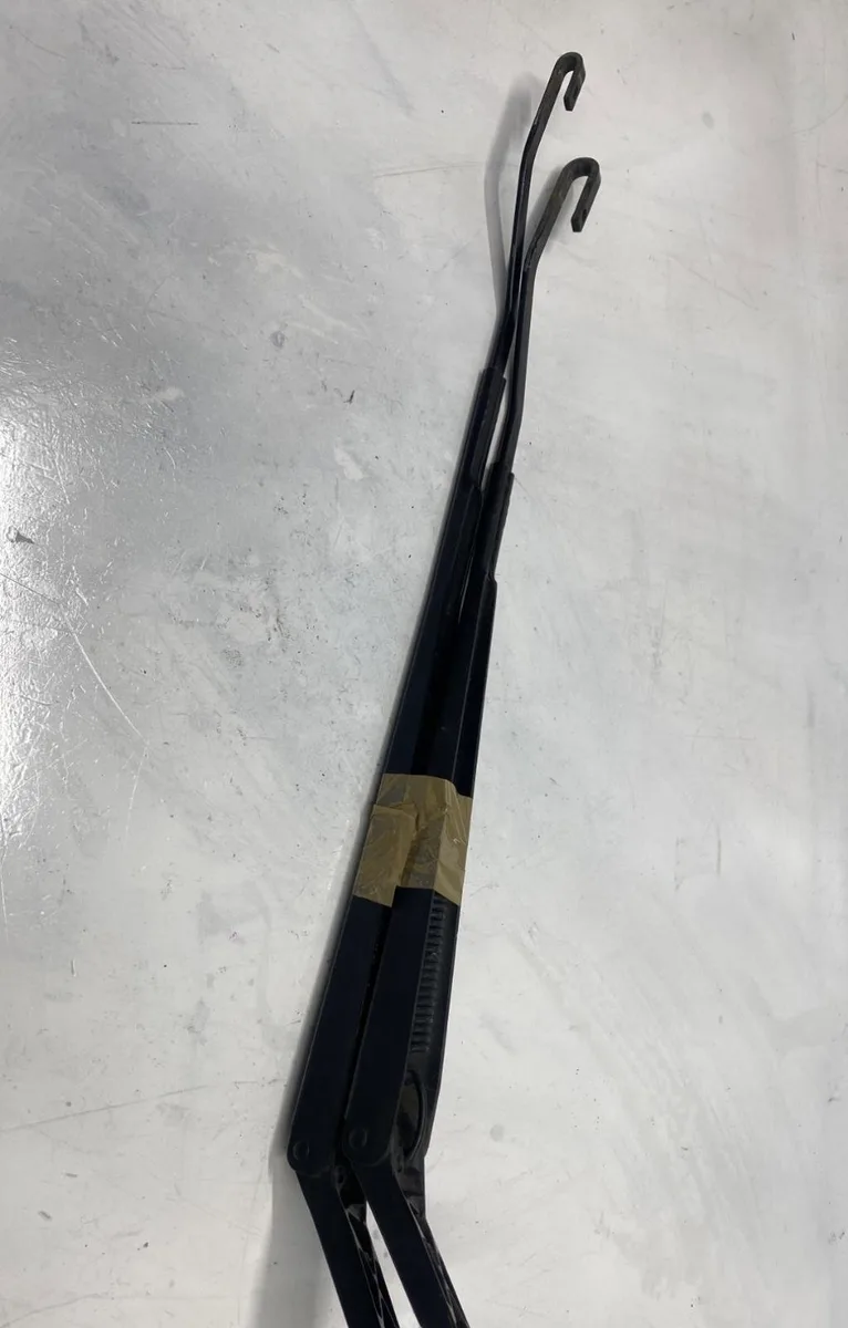 Bras essuie-glace avant gauche Toyota COROLLA (_E12_) 2.0 d-4d (cde120r_, cde120l_) (2002-2006) occasion