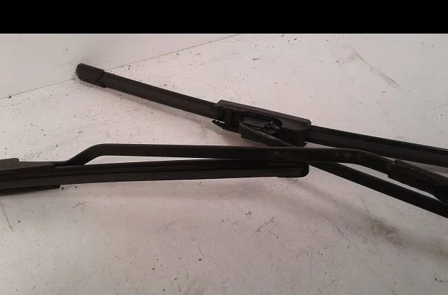Bras essuie-glace avant Peugeot 206 3-5 portes (2A-C) 1.4 hdi eco 70 (2001-2009) 5 portes occasion — photo 3
