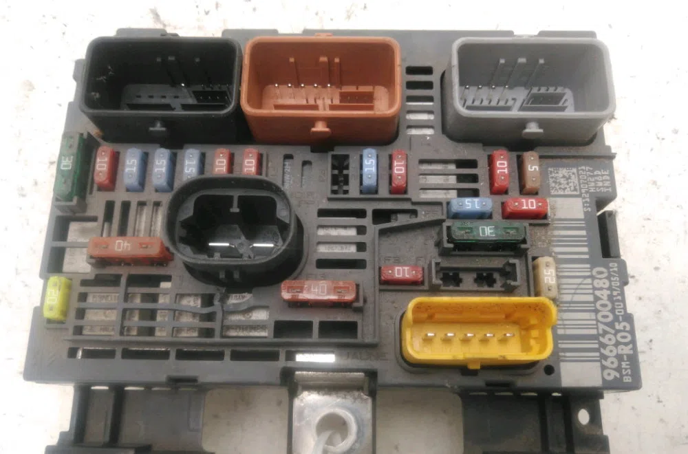 Bsm (boitier servitude moteur) Citroen BERLINGO MULTISPACE (B9) 1.6 hdi 90 (2010) 5 portes occasion — photo 2