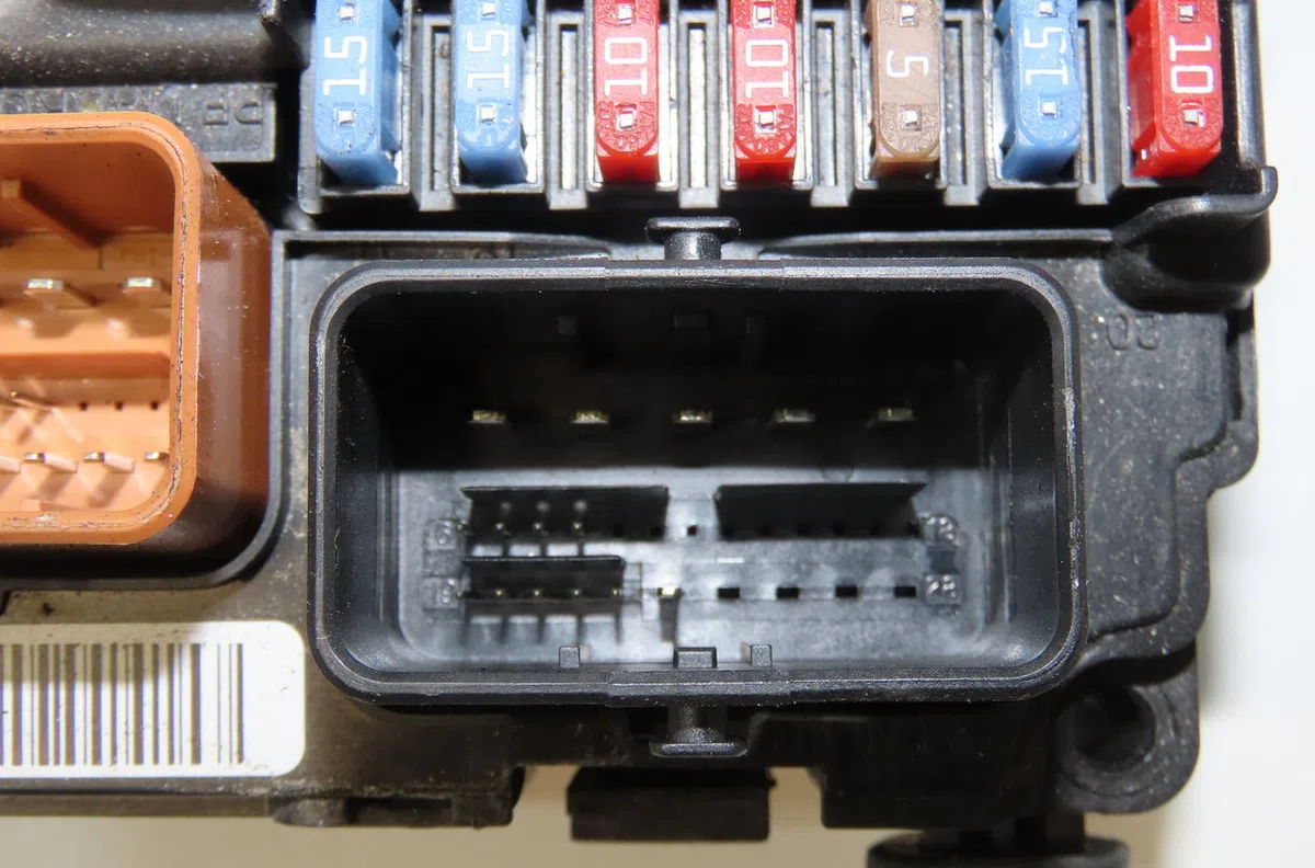 Bsm (boitier servitude moteur) Citroen C3 II (SC_) 1.0 vti 68 (2012) 5 portes occasion — photo 2