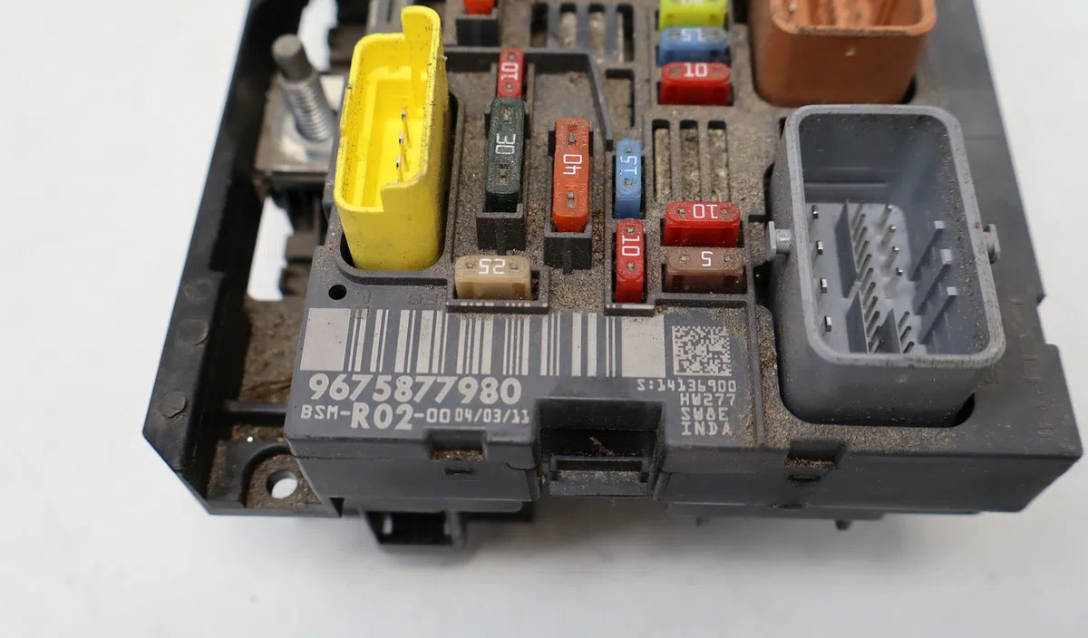 Bsm (boitier servitude moteur) Citroen C4 GRAND PICASSO I (UA_) 1.6 hdi 110 (2010-2013) occasion — photo 3