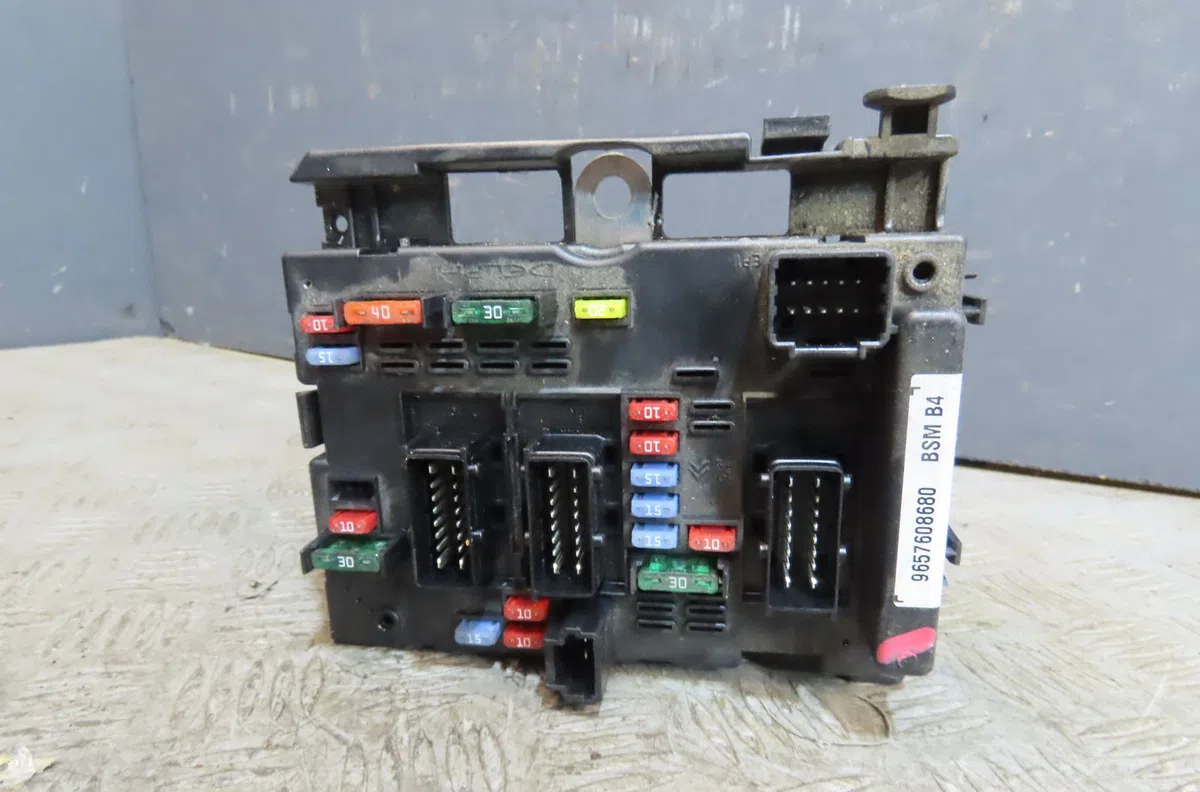Bsm (boitier servitude moteur) Peugeot 206 3-5 portes (2A-C) 1.6 hdi 110 (2004-2007) occasion — photo 2