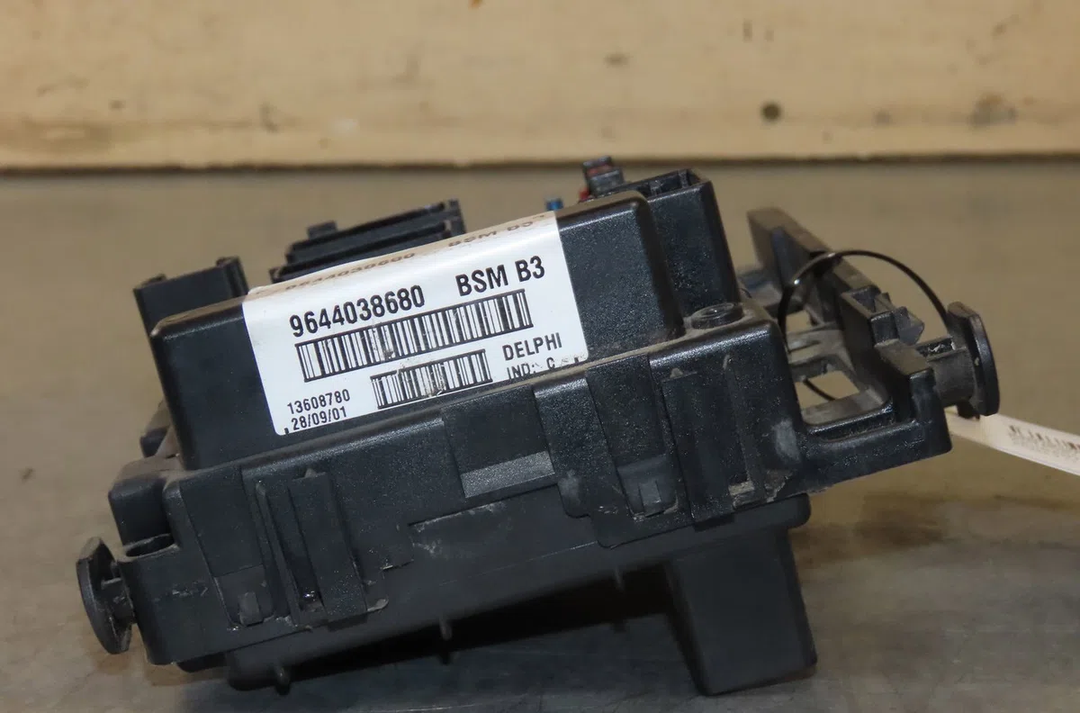 Bsm (boitier servitude moteur) Peugeot 206 CC (2D) 1.6 16v (2dnfuf, 2dnfur) (2000-2007) 2 portes occasion — photo 3