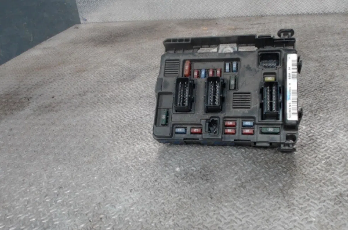 Bsm (boitier servitude moteur) PEUGEOT 206 PHASE 1 BREAK occasion — photo 3